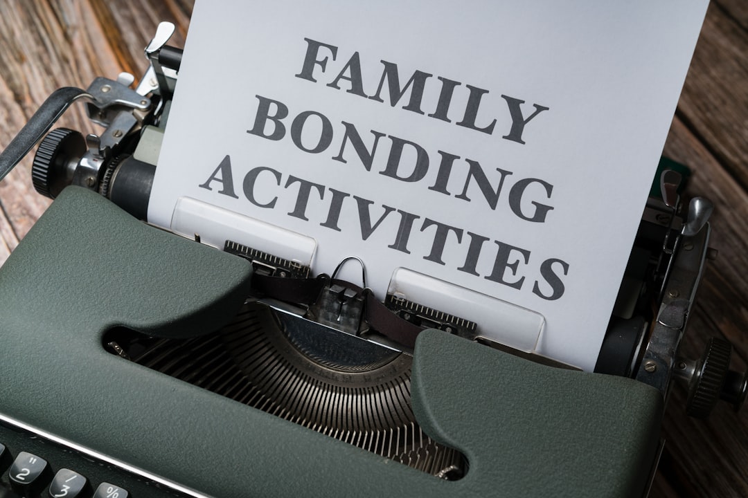Familia planificando finanzas