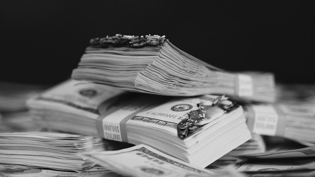 Familia planificando el ahorro educativo